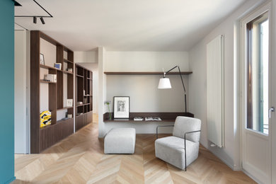 Idee per un soggiorno contemporaneo di medie dimensioni e aperto con libreria, pareti bianche, pavimento in legno massello medio, nessuna TV e pavimento beige