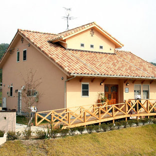 他の地域の地中海スタイルのおしゃれな家の外観 (オレンジの外壁、切妻屋根、瓦屋根) の写真