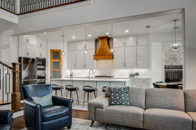 Example of a classic living room design in Dallas