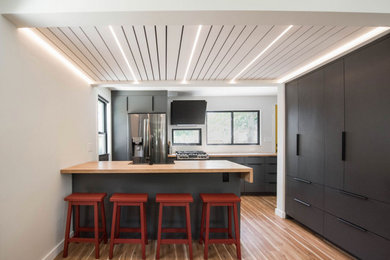 Example of a minimalist kitchen design in New York
