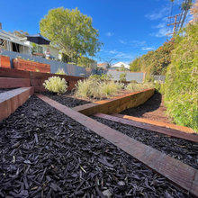 Landscape retaining wall