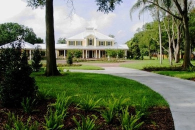 Huge minimalist home design photo in Tampa