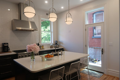 Kitchen - traditional kitchen idea in St Louis