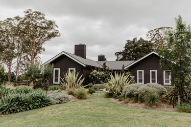 Imagen de fachada de casa negra de estilo de casa de campo con tejado de metal