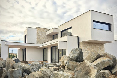 Cette photo montre une façade de maison moderne.
