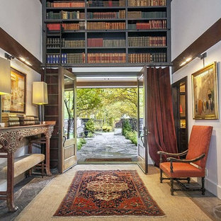 他の地域の中サイズの両開きドアトランジショナルスタイルのおしゃれな玄関ホール (白い壁、御影石の床、ガラスドア) の写真