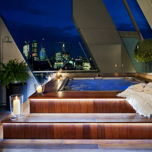 Moderner Pool auf dem Dach in London