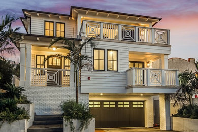 Example of a beach style exterior home design in Los Angeles