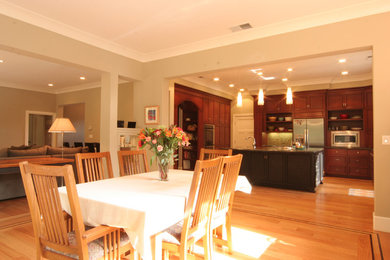 Example of a classic dining room design in San Francisco