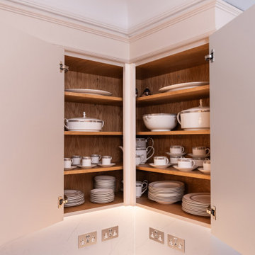 Traditional Lay-On Panelled with Large Mouldings Shaker Kitchen