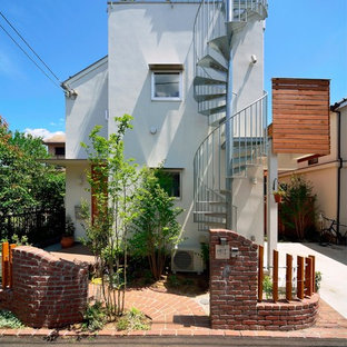 東京都下のインダストリアルスタイルのおしゃれな家の外観 (陸屋根、戸建、緑化屋根、漆喰サイディング) の写真