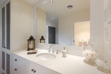 Design ideas for a traditional bathroom in Adelaide.