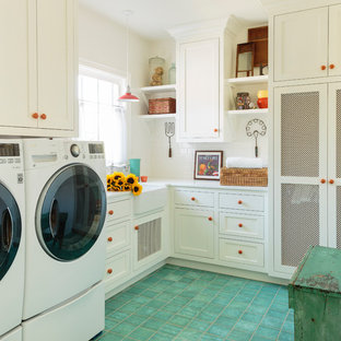 ロサンゼルスの大きいカントリー風おしゃれな洗濯室 (エプロンフロントシンク、シェーカースタイル扉のキャビネット、白いキャビネット、クオーツストーンカウンター、白い壁、セラミックタイルの床、左右配置の洗濯機・乾燥機、緑の床、白いキッチンカウンター) の写真