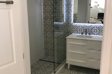 Bathroom - bathroom idea in Los Angeles