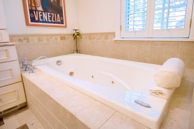 Example of a classic bathroom design in Cleveland