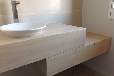 Design ideas for a modern bathroom in Toulouse.