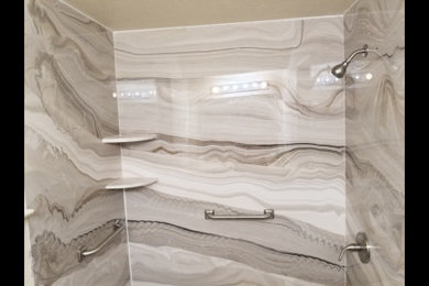 Ejemplo de cuarto de baño moderno grande con ducha abierta, baldosas y/o azulejos de mármol, aseo y ducha, ducha abierta y encimeras multicolor