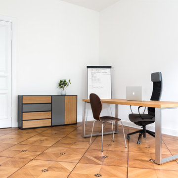 Büroausstattung, die Industrial Design mit warmen Holztönen vebindet