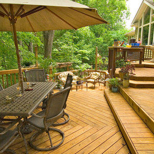 ロサンゼルスの大きいトラディショナルスタイルのおしゃれな裏庭のデッキ (日よけなし) の写真