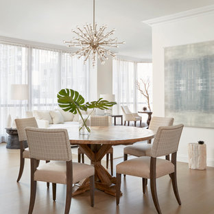 シカゴのビーチスタイルのLDKの画像 (白い壁、無垢フローリング、茶色い床)