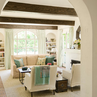 Ejemplo de salón cerrado, mediterráneo, grande, con paredes blancas, suelo de baldosas de terracota y chimenea tradicional