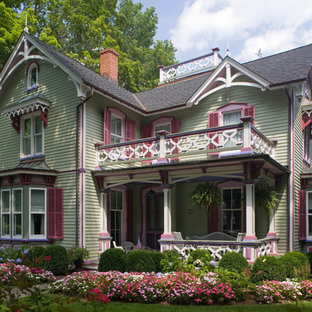 ニューヨークのヴィクトリアン調のおしゃれな家の外観 (木材サイディング、緑の外壁) の写真