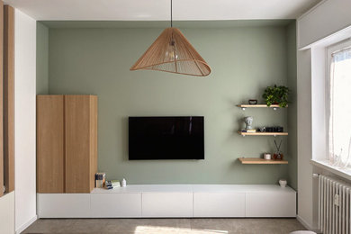 Esempio di un soggiorno scandinavo con pareti verdi, pavimento in gres porcellanato, TV a parete e pavimento grigio