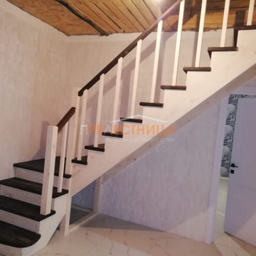 Деревянная Г-образная лестница из сосны