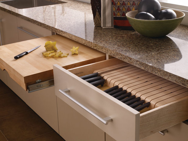 Кухня by Wood-Mode Fine Custom Cabinetry