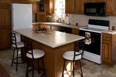 Kitchen - traditional kitchen idea in Columbus