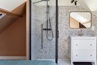 Aménagement d'une salle de bain contemporaine de taille moyenne avec un mur marron et parquet clair.
