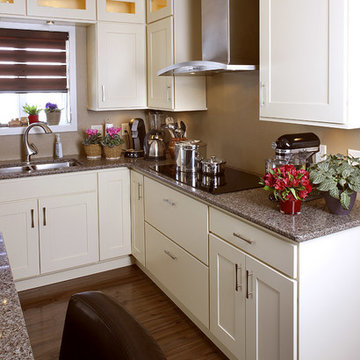 Door style: Pendleton W | Species: Maple | Finish: Linen