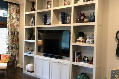 Example of a classic living room design in Houston