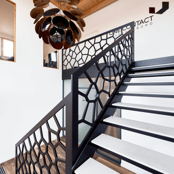 Stufen in Betonoptik und Voronoi Geländer in einem stylischen Büro