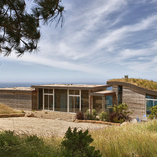 Создайте стильный интерьер: фасад дома в современном стиле с облицовкой из дерева и зеленой крышей - последний тренд