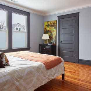 На фото: хозяйская спальня среднего размера в современном стиле с серыми стенами, полом из бамбука и коричневым полом без камина с