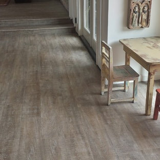 Mittelgroße Maritime Wohnküche mit weißer Wandfarbe, Vinylboden und braunem Boden in San Diego