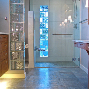 Ispirazione per una piccola stanza da bagno padronale minimalista con lavabo sottopiano, ante lisce, ante in legno scuro, top in quarzo composito, doccia a filo pavimento, WC a due pezzi, piastrelle bianche, piastrelle di vetro, pareti grigie e pavimento in linoleum