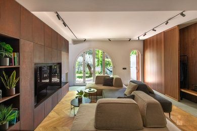Ispirazione per un soggiorno minimal di medie dimensioni e aperto con libreria, pareti bianche, parquet chiaro, camino bifacciale, cornice del camino in metallo, parete attrezzata, pavimento grigio, soffitto ribassato, boiserie e tappeto