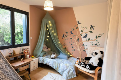 Diseño de dormitorio infantil de 4 a 10 años vintage de tamaño medio con parades naranjas y suelo de madera clara