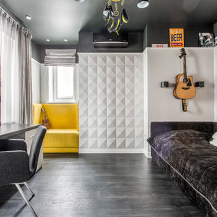 Idées déco pour une chambre d'enfant contemporaine avec un mur blanc, un sol en bois foncé et un sol noir.