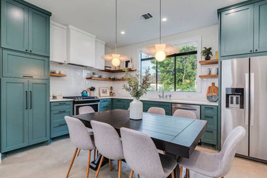 Kitchen - farmhouse kitchen idea in Austin