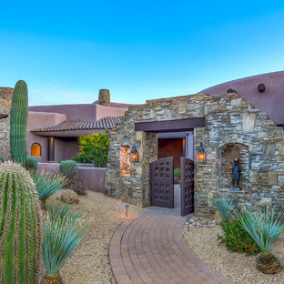 На фото: большая входная дверь с двустворчатой входной дверью и коричневой входной дверью с