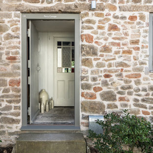 Kleines, Zweistöckiges, Braunes Landhausstil Haus mit Steinfassade und Satteldach in Sonstige