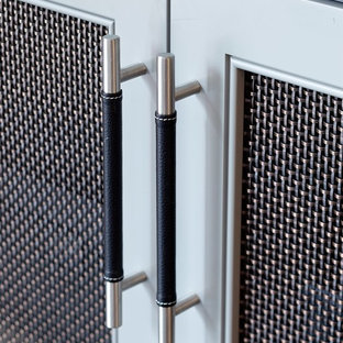 Cette image montre une grande salle de cinéma design ouverte avec un mur blanc et un sol en bois foncé.