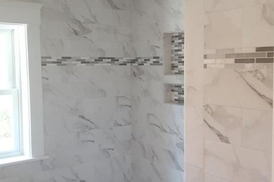 Exemple d'une grande salle de bain principale chic avec un combiné douche/baignoire, un carrelage blanc, du carrelage en marbre, un sol en marbre et aucune cabine.