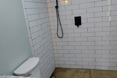 Example of a minimalist bathroom design in Other