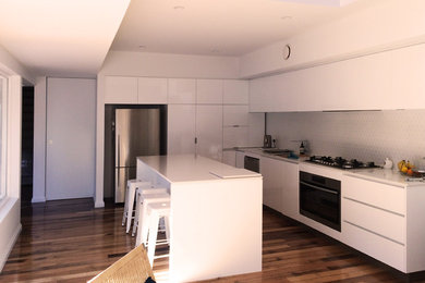This is an example of a kitchen in Hobart.