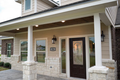 Example of a classic home design design in Austin