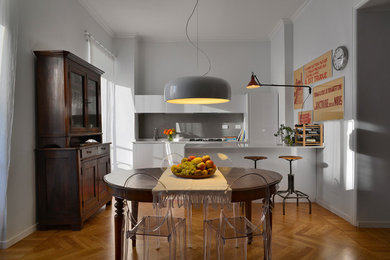 Immagine di una sala da pranzo bohémian di medie dimensioni con pareti bianche e parquet chiaro
